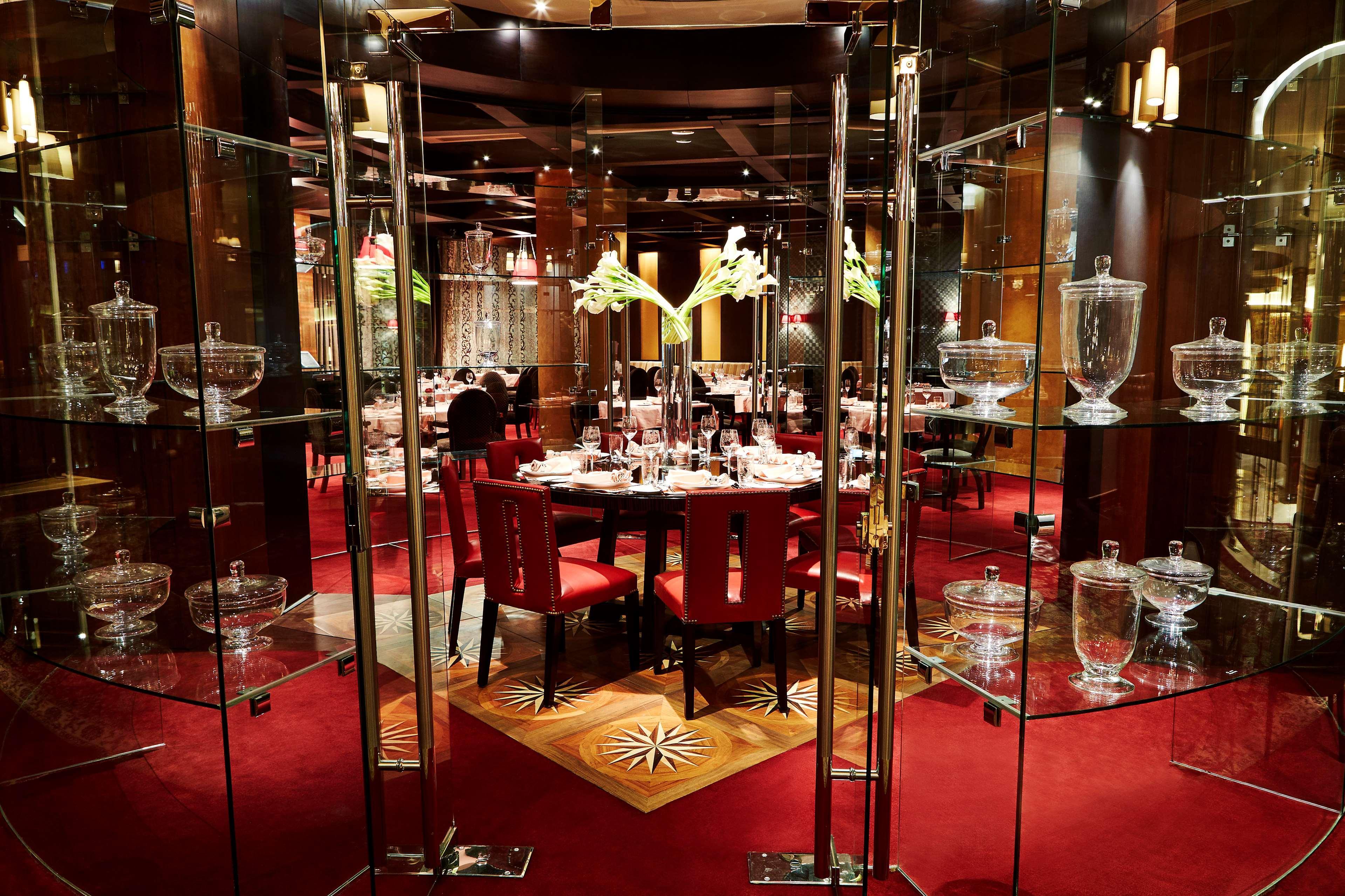 Royal Maxim Palace Kempinski Kairo Eksteriør billede The interior of the Baccarat Hotel