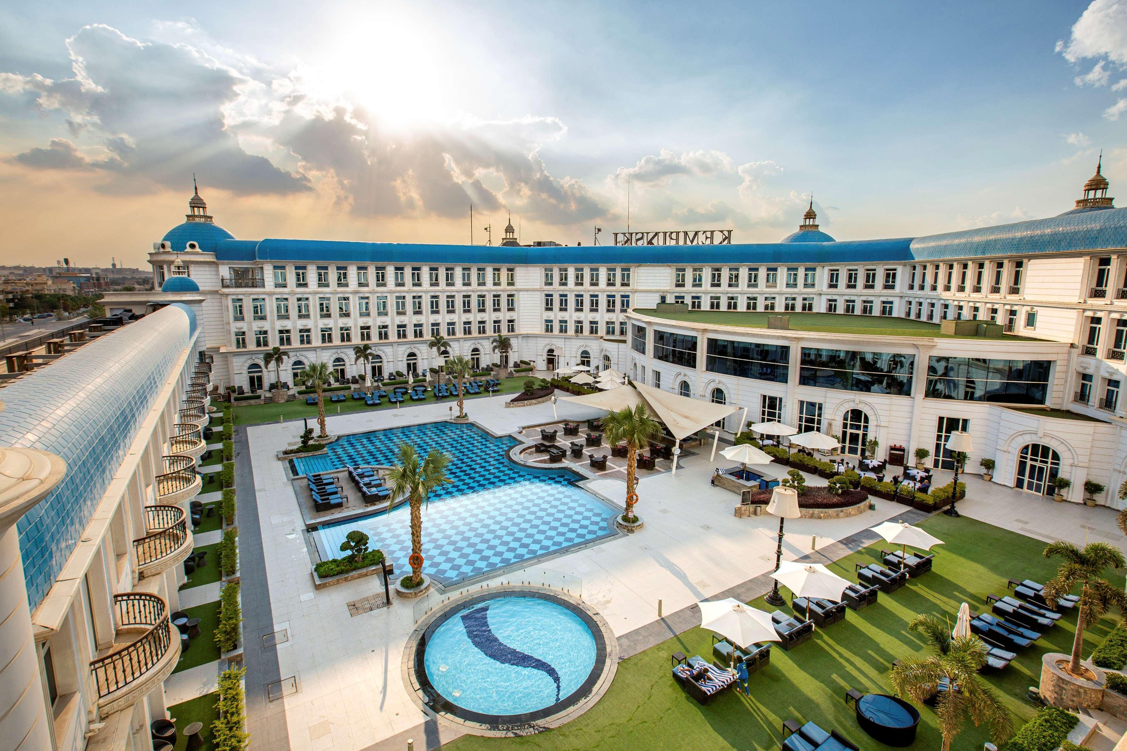 Royal Maxim Palace Kempinski Kairo Eksteriør billede The hotel's courtyard