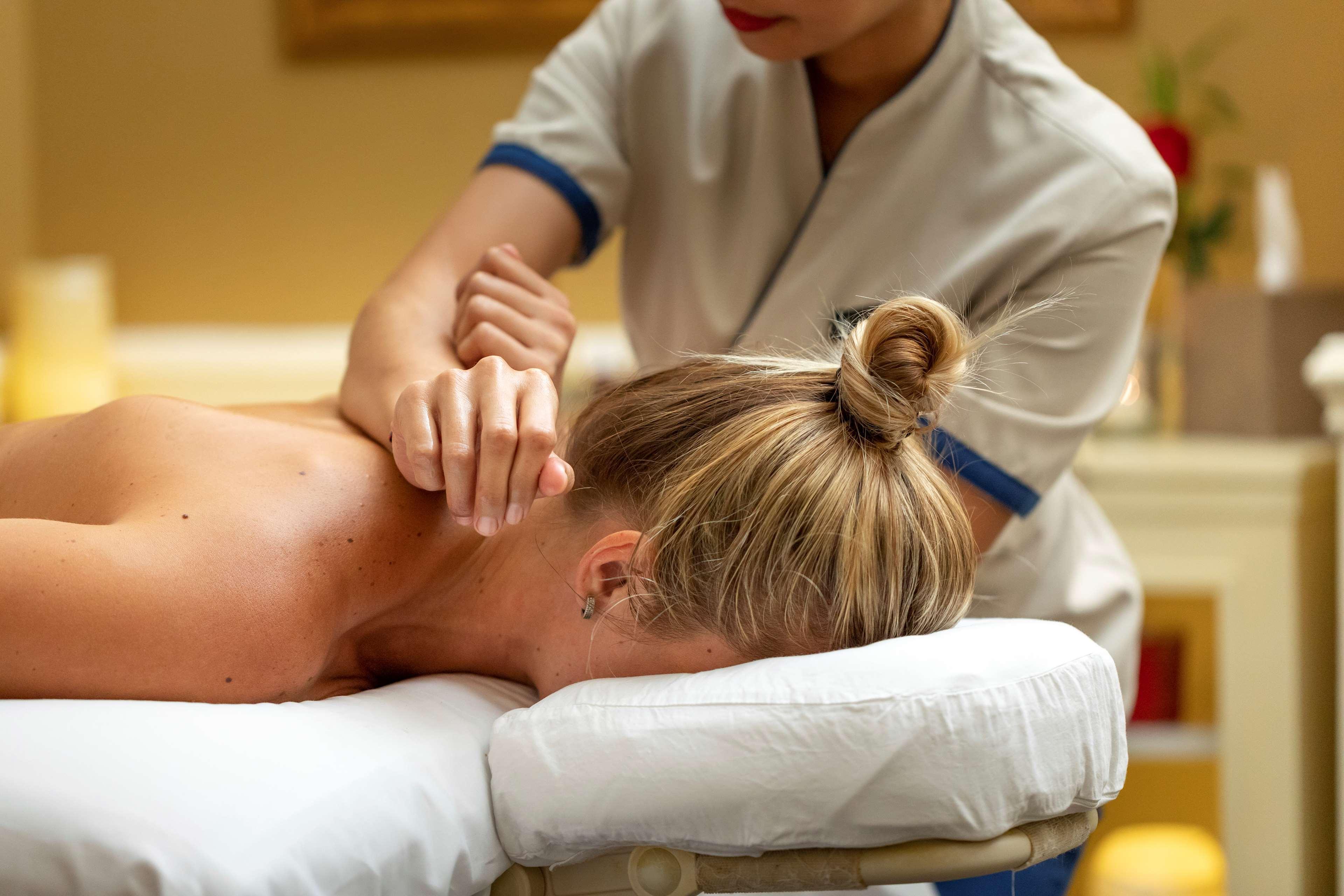 Royal Maxim Palace Kempinski Kairo Eksteriør billede A chiropractor treating a patient