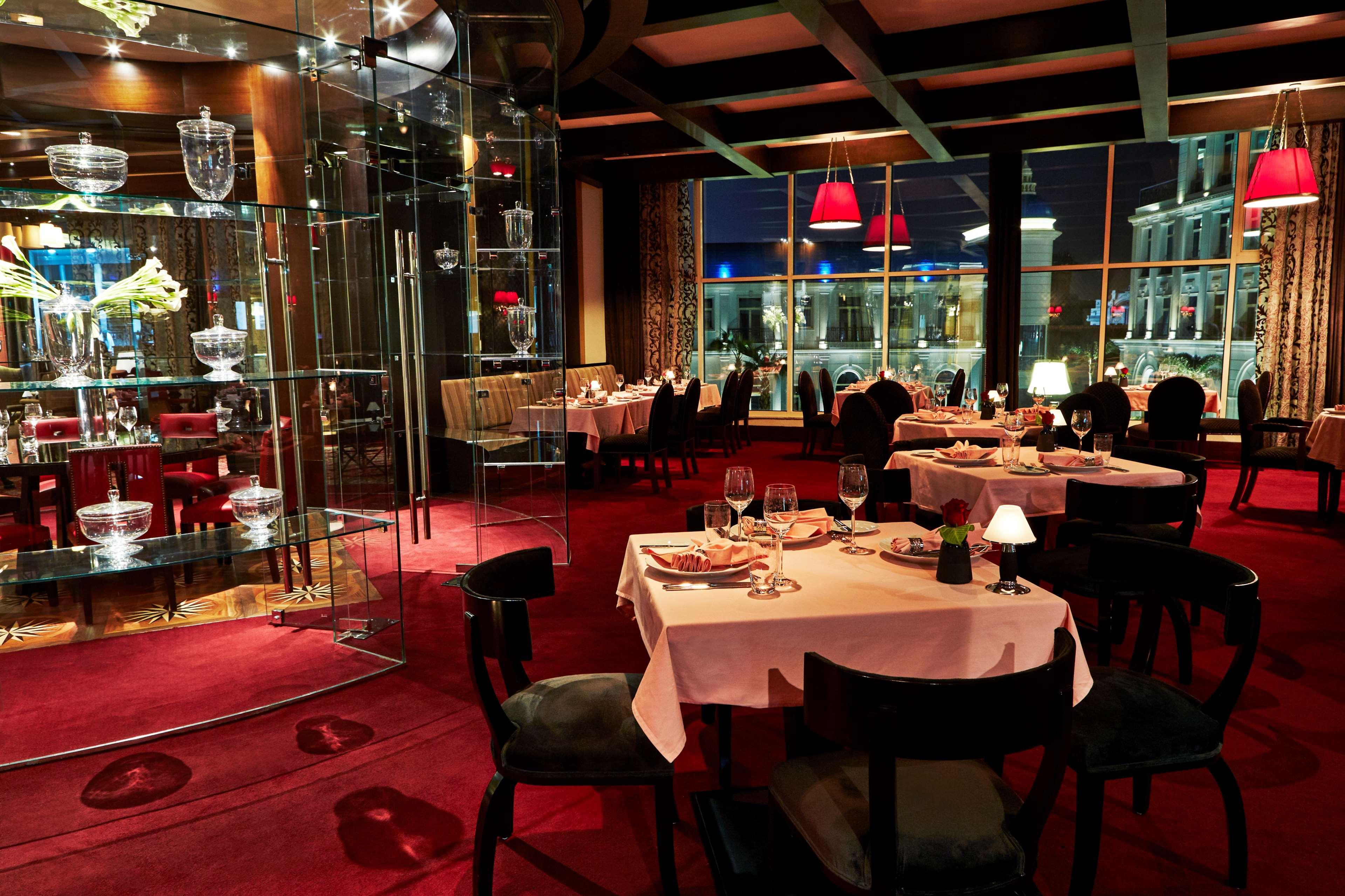 Royal Maxim Palace Kempinski Kairo Eksteriør billede Interior of the restaurant in 2016