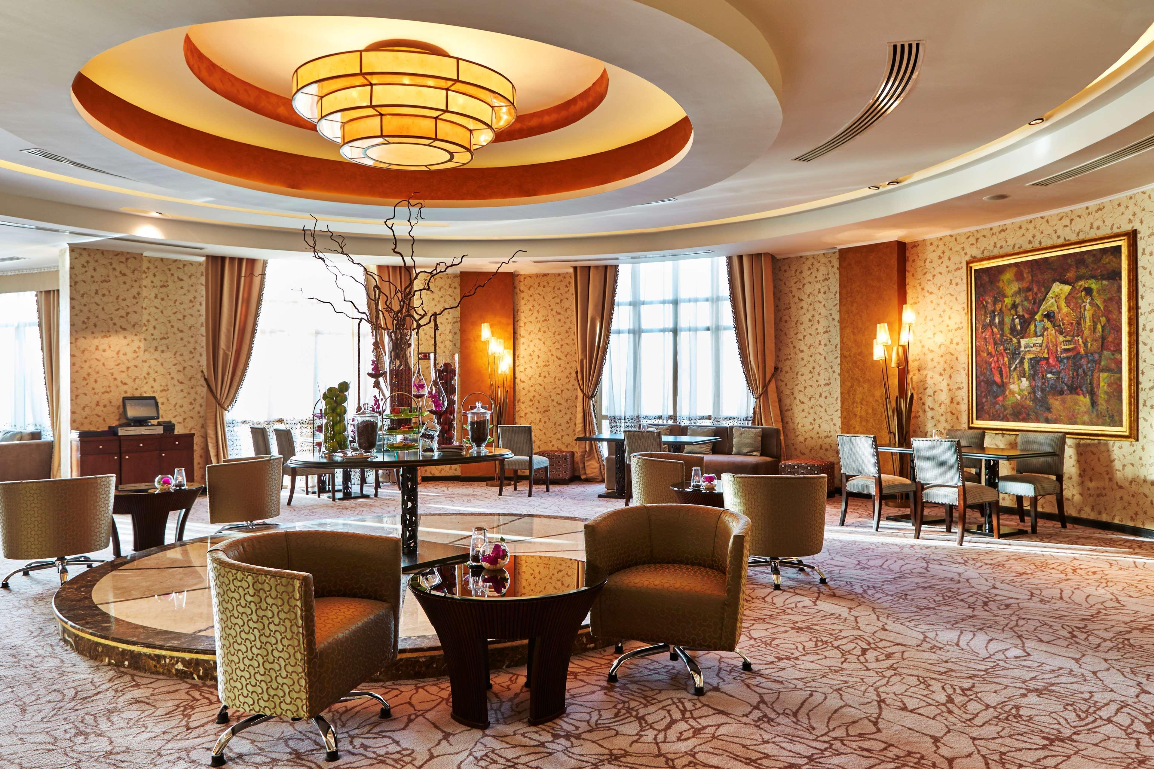 Royal Maxim Palace Kempinski Kairo Eksteriør billede The lobby of the hotel